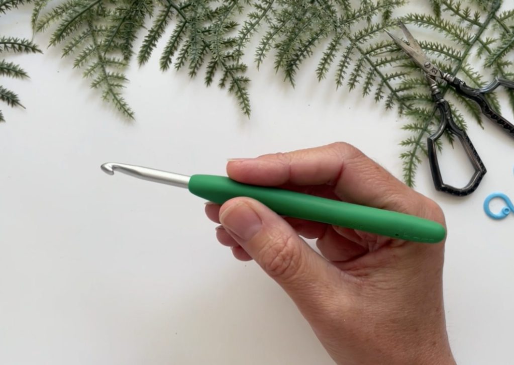 How to Hold a Crochet Hook: The Pencil Grip