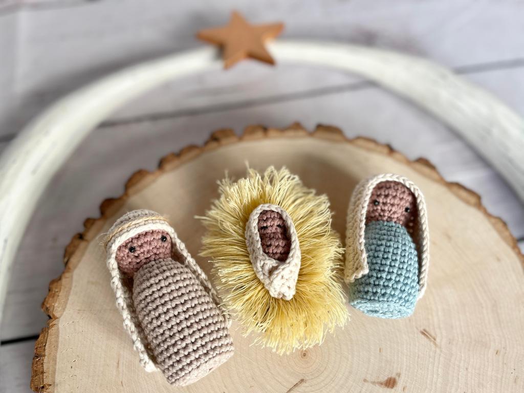 nativity set free crochet pattern - the Holy Family
