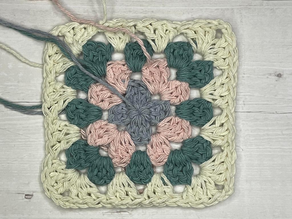 double crochet granny square round 4