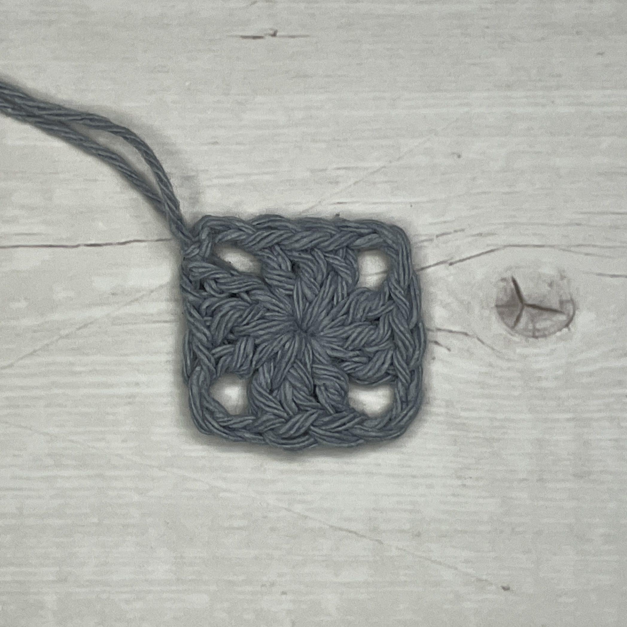 double crochet granny square round 1