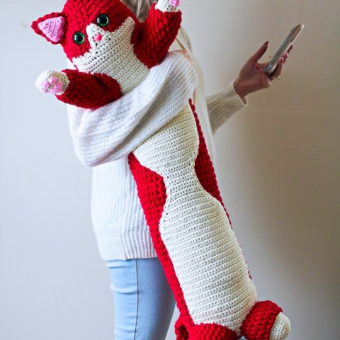 Valentine Kitty Pillow crochet project — Lee Sartori / Coco Crochet Lee