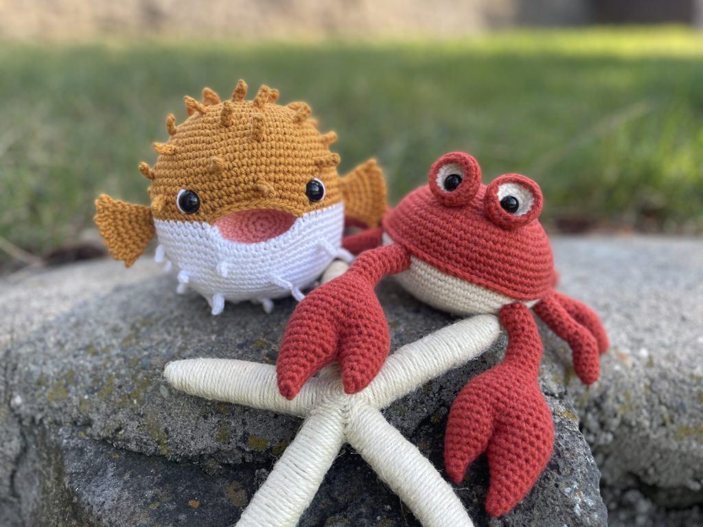 crochet crab pattern with crochet puffer fish