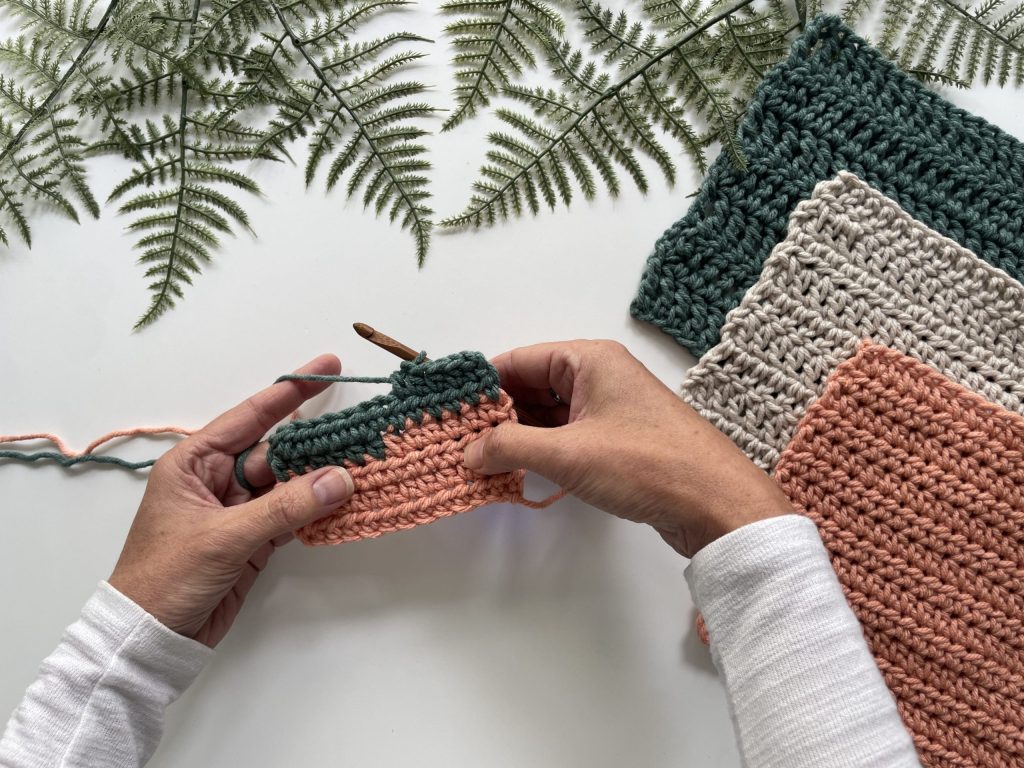 how to weave in ends when changing colors